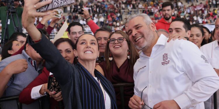 Bedolla acompaña a Sheinbaum en su festejo por el primer año de gobierno