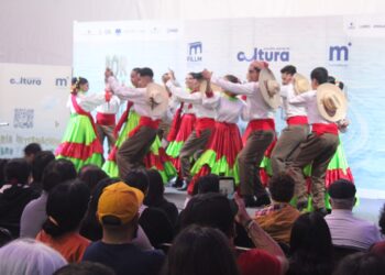 Lleno total del Ballet Folklórico del Ayuntamiento en foro principal de la FILLM