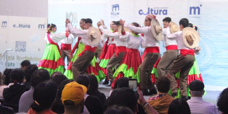 Lleno total del Ballet Folklórico del Ayuntamiento en foro principal de la FILLM