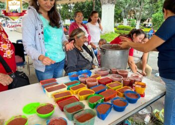 Ayuntamiento de Los Reyes impulsa preservación de la medicina tradicional a través de la elaboración de productos artesanales