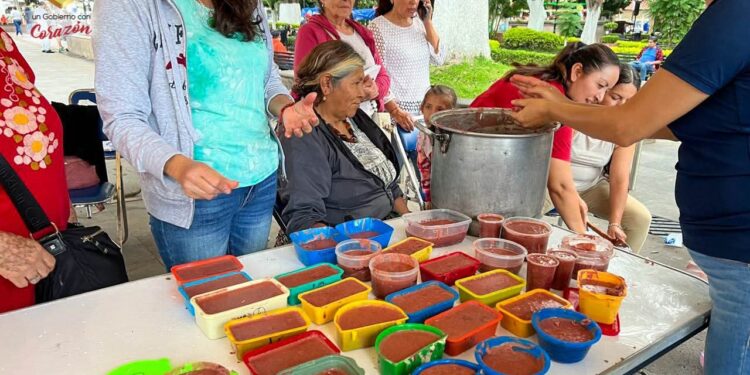 Ayuntamiento de Los Reyes impulsa preservación de la medicina tradicional a través de la elaboración de productos artesanales