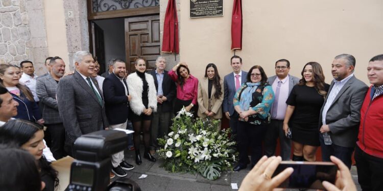 Develan placa en la biblioteca del Congreso del Estado con el nombre de “Luis González y González