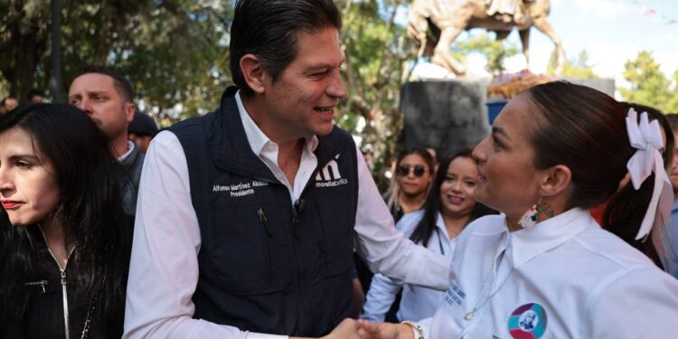 Brinda Alfonso Martínez certeza jurídica a colonos de la tenencia Morelos