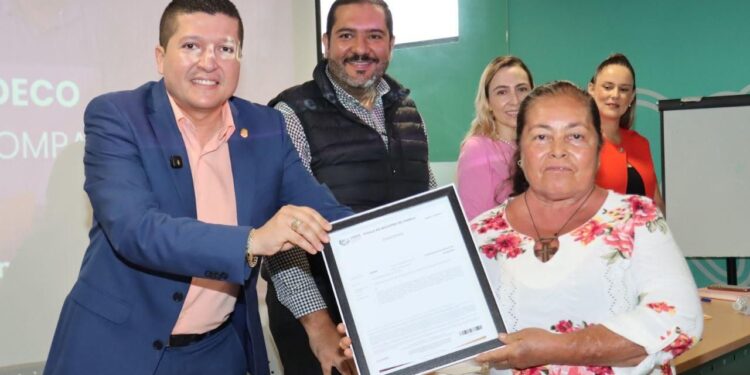 Vicente Gómez impulsa a mujeres emprendedoras del Distrito XIX