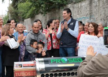 Entrega Alfonso Martínez calentadores solares a familias morelianas