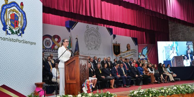 481 estudiantes reciben el Premio Padre de la Patria; representan el ejército de gran excelencia de la UMSNH, señala Yarabí Ávila