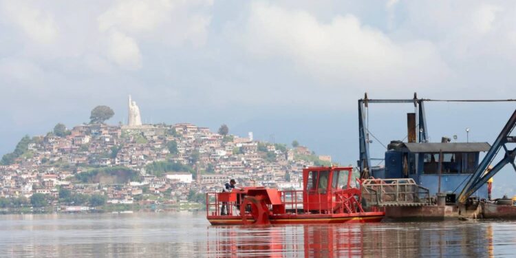 Compesca prepara muelles y canales del lago de Pátzcuaro para Noche de Muertos