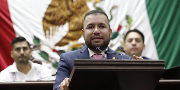 Aprobación de reforma para ser legislador en Michoacán a partir de los 18 años fortalece la democracia: Reyes Galindo