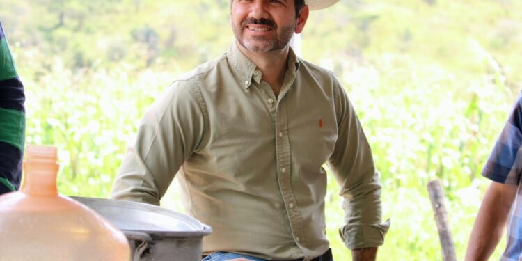 Ante líderes ejidatarios de Chiquimitío, Yankel Benítez destaca valor gastronómico y cultural del maíz