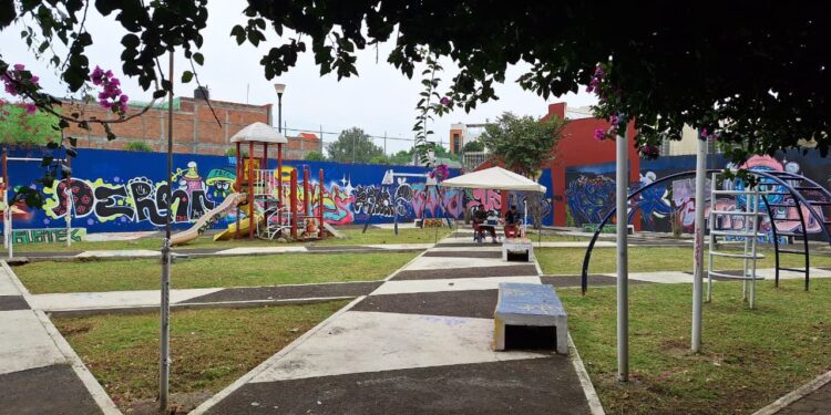 Gobierno de Morelia da mantenimiento integral al área verde de la 5 de Diciembre