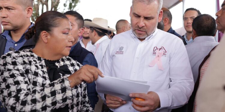 En audiencia pública, anuncia Bedolla próxima apertura de autopista Siglo XXI, tramo Pátzcuaro-Uruapan