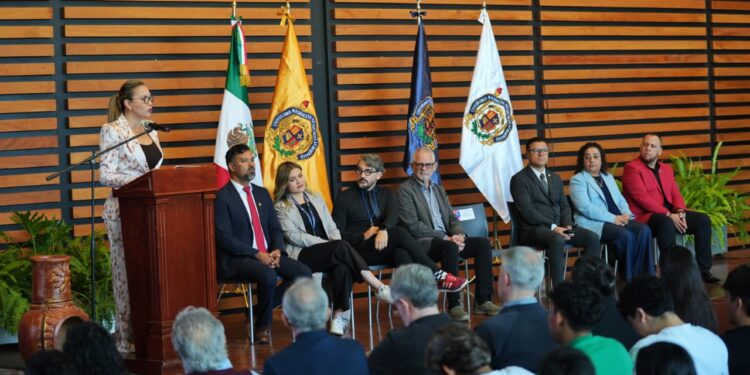 A romper paradigmas y a seguir creando, convoca Yarabí Ávila a estudiantes nicolaitas