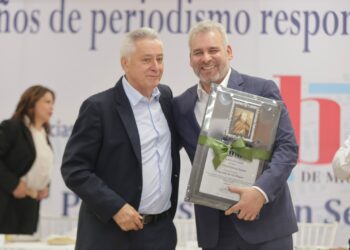 Distingue periódico ABC de Michoacán a Bedolla con reconocimiento Fray Juan de San Miguel