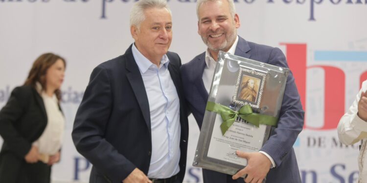 Distingue periódico ABC de Michoacán a Bedolla con reconocimiento Fray Juan de San Miguel