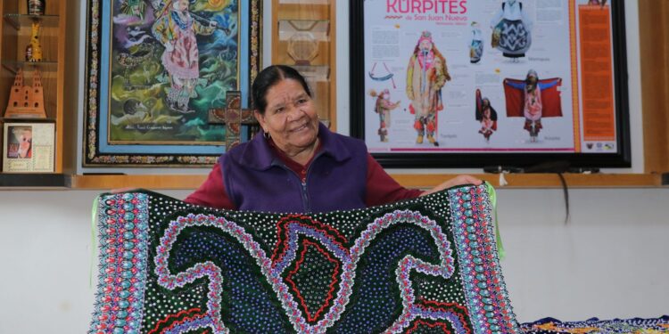 Financiera para el Bienestar brinda créditos sin intereses a artesanas de región Cherán