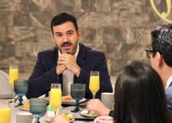 Brigadas de Servicios Públicos intervienen carretera a salida a Quiroga