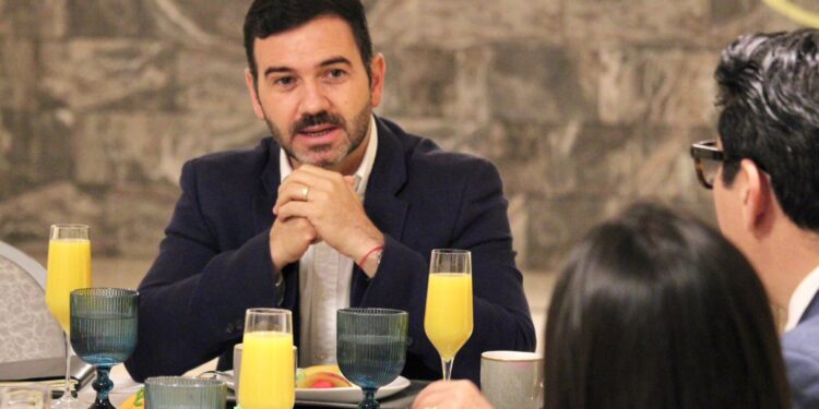 Brigadas de Servicios Públicos intervienen carretera a salida a Quiroga