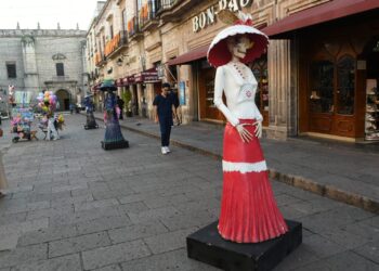 Brigadas de Servicios Públicos intervienen carretera a salida a Quiroga