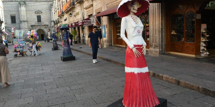 Brigadas de Servicios Públicos intervienen carretera a salida a Quiroga