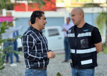 Brigadas de Servicios Públicos intervienen carretera a salida a Quiroga