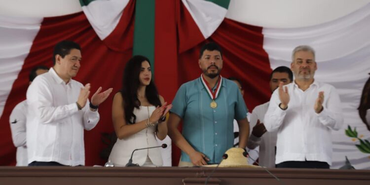 Otorga 76 Legislatura Presea “Constitución de 1814” a Felipe Orlando Aragón Andrade