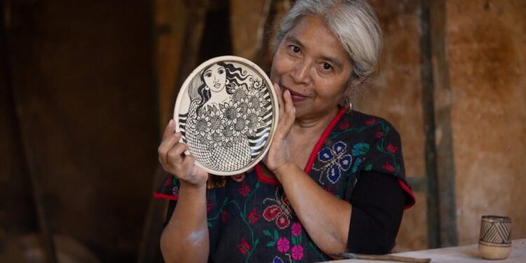 Aprende del arte del barro blanco en esta Semana de Celebración de Noche de Muertos