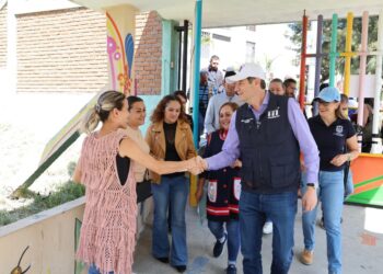 Alfonso Martínez convive con niñas y niños del Jardín de Niños Ignacio López Rayón