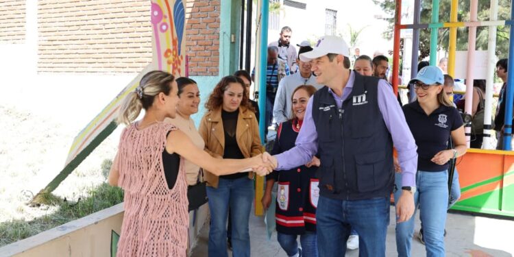Alfonso Martínez convive con niñas y niños del Jardín de Niños Ignacio López Rayón