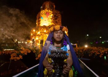 Urandén da inicio a la celebración de Noche de Muertos con la mágica iluminación de sus canales