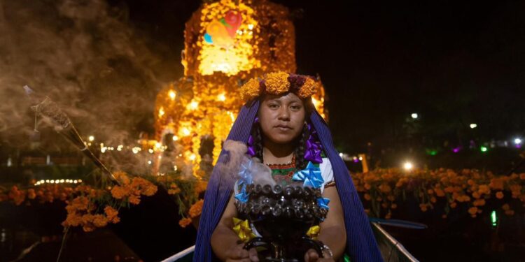 Urandén da inicio a la celebración de Noche de Muertos con la mágica iluminación de sus canales