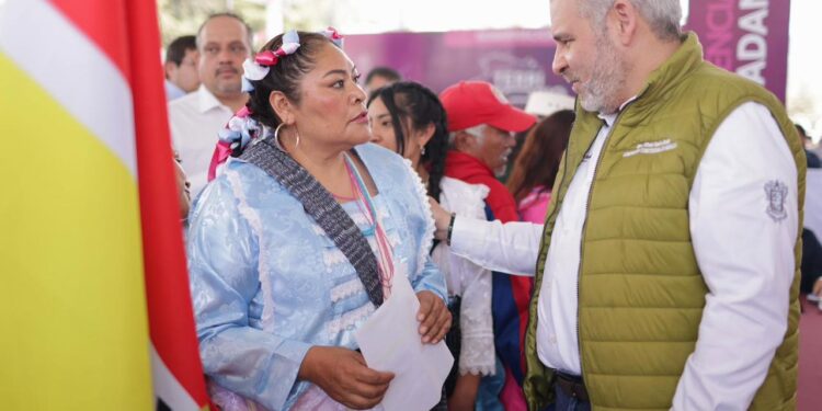 Bedolla, cercano a autogobiernos; lleva audiencia pública a Donaciano Ojeda