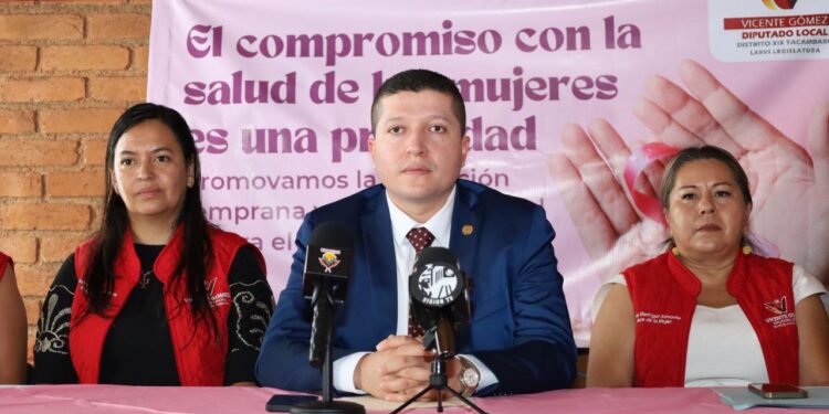 Informa Vicente Gómez sobre programas y acciones de Casa Enlace de Tacámbaro