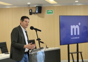 Alfonso Martínez entrega reconocimiento al Mérito Docente 2025