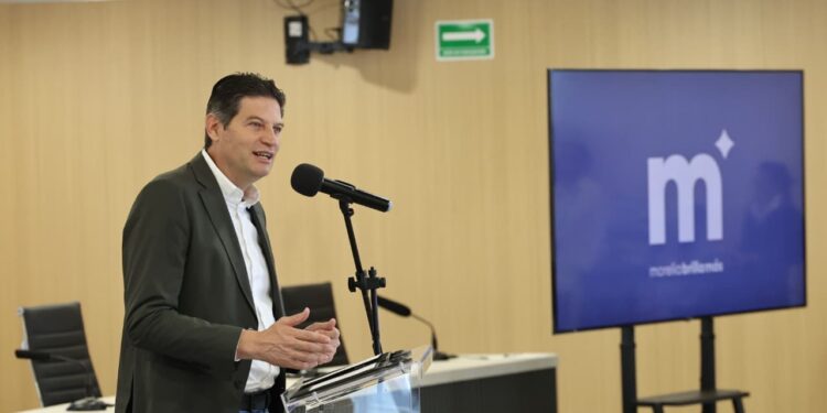 Alfonso Martínez entrega reconocimiento al Mérito Docente 2025