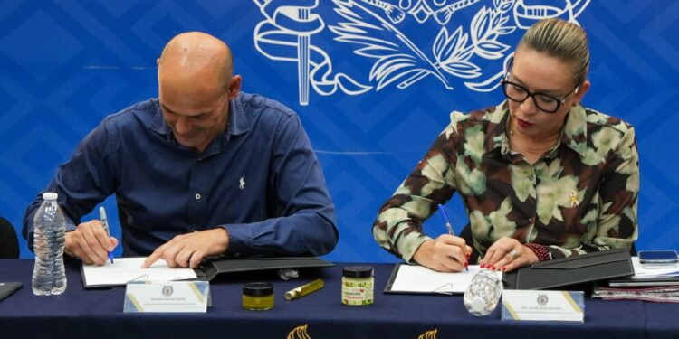 UMSNH impulsa una política de vinculación, cooperación y proyección global; Yarabí Ávila signa carta intención con AOMA