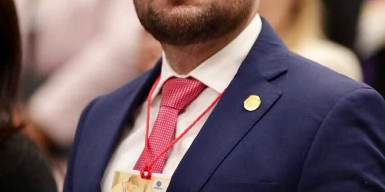 Urgente redignificar salarios de médicas y médicos residentes: Reyes Galindo