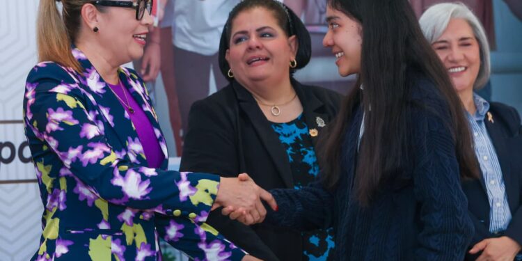 A sumar a más jóvenes en la construcción de una ciudadanía en paz, convoca Yarabí Ávila a estudiantes uruapenses