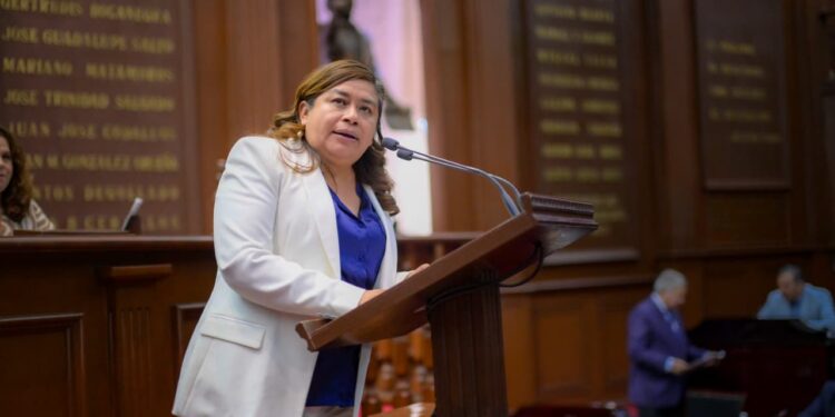 Propone Belinda Iturbide visibilizar a los trabajadores del Congreso de Michoacán