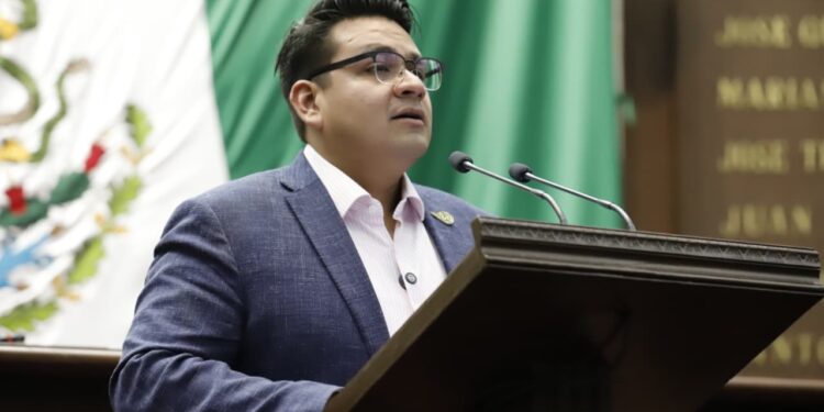 Toño Carreño presenta iniciativa para fortalecer al campo michoacano