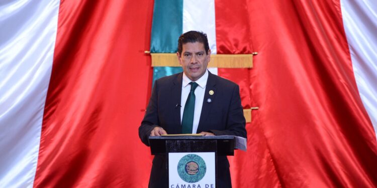 Propone Ernesto Núñez Aguilar iniciativa contra el ejercicio ilegal de la medicina
