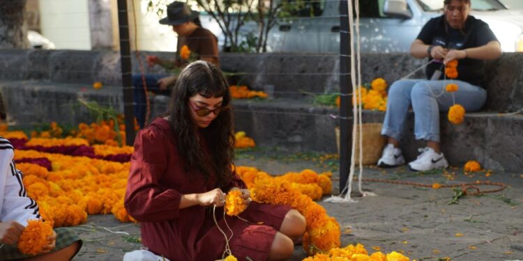 SeCultura Morelia, artesanos e instituciones inician montajes de altares y tapetes tradicionales