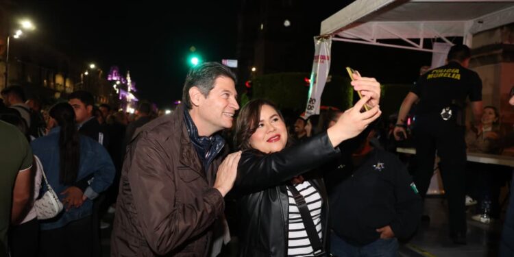 Tradición, color y miles de personas, en Desfile de Catrinas y Catrines 2025