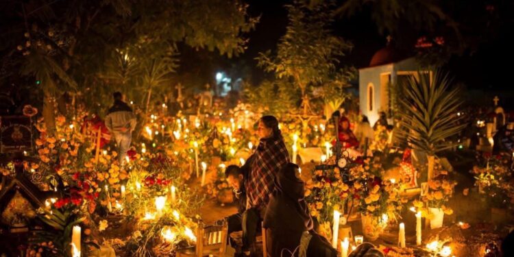 Lupita Nyong’o, Ana de la Reguera y Ernesto Laguardia, viven la Noche de Muertos en Michoacán