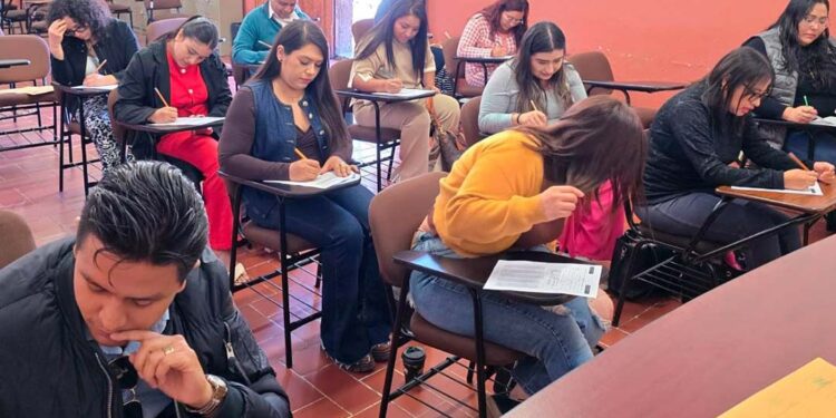 Participantes de Concurso de Oposición Abierto para Secretaria (o) de Acuerdos de Juzgado realizan examen teórico