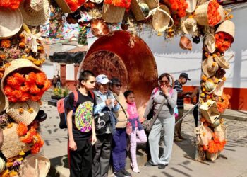 Entre luces, copal y tradición… Santa Clara del Cobre volvió a enamorar en el Festival de las Ánimas: Dayana Pérez