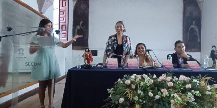 Presentan el libro “Latidos y Pétalos” de Yolloxochitl Piñon Flores