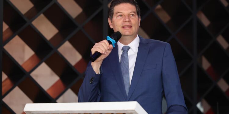 Reconoce Alfonso Martínez vigencia y papel de los contadores públicos