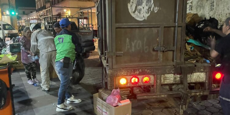 Ayuntamiento de Morelia realiza operativo de limpieza en la Plaza Melchor Ocampo