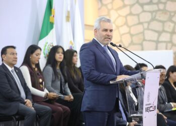 Impulso federal a educación llevará becas a más de 892 mil estudiantes: Bedolla
