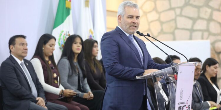 Impulso federal a educación llevará becas a más de 892 mil estudiantes: Bedolla